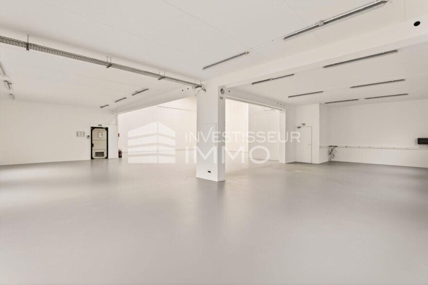 Light Industrial in Champs Sur Marne to rent - Interior Photo - Image 2 of 12