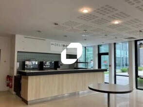 Office in Montigny-le-Bretonneux to rent Lobby- Image 2 of 2