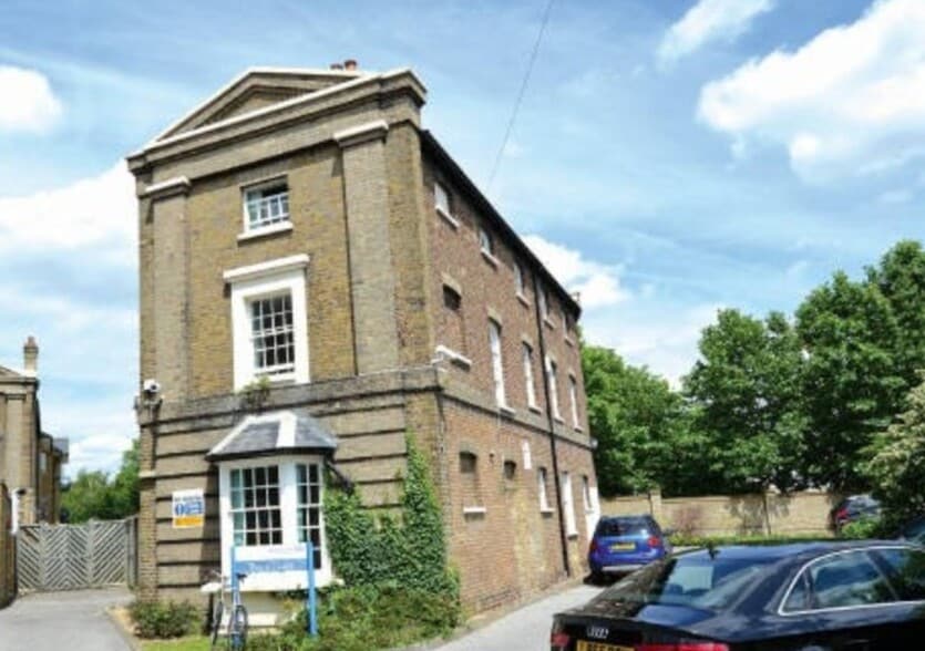 15 Thorne Close, London to rent - Primary Photo - Image 1 of 5
