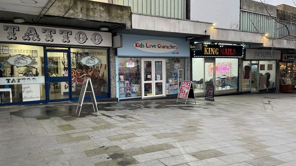 7 Chequers Para, London to rent - Building Photo - Image 2 of 3