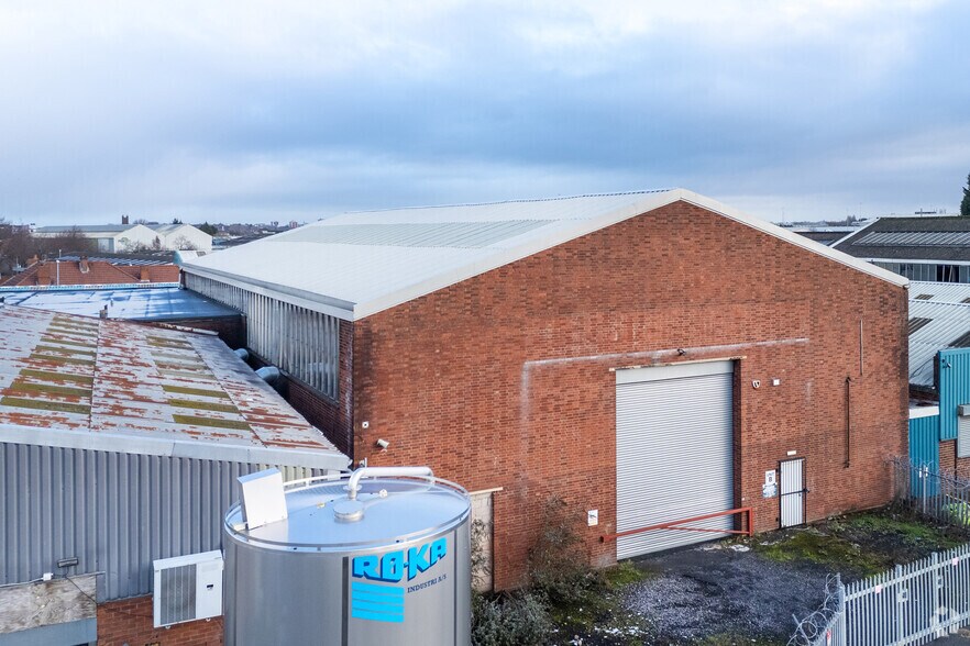 98 Birchfield Ln, Oldbury to rent - Building Photo - Image 2 of 2
