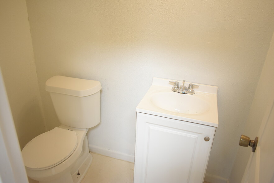 1112 Kentucky Ave, South Houston, TX for rent - Interior Photo - Image 2 of 20