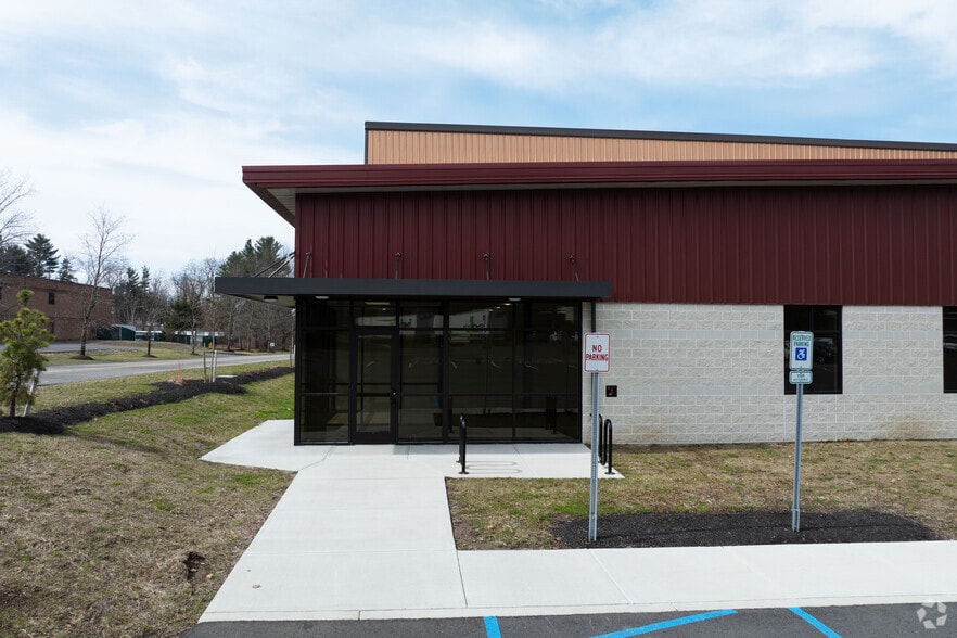 42 Corporate Circle, Albany, NY to rent - Building Photo - Image 3 of 9