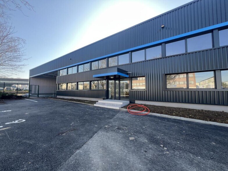 10 Avenue Armand Esders, Le Blanc-Mesnil to rent - Building Photo - Image 2 of 7