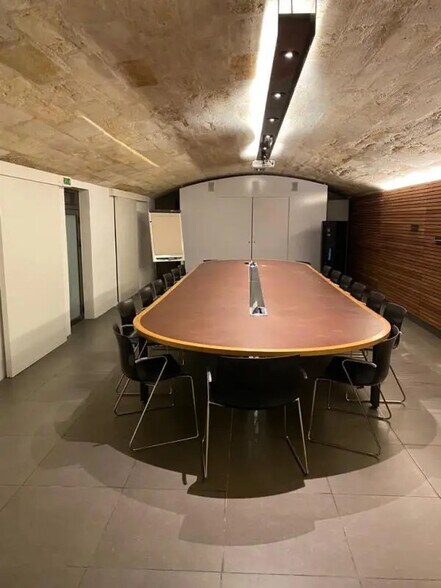 Light Industrial in Bordeaux to rent - Interior Photo - Image 1 of 4