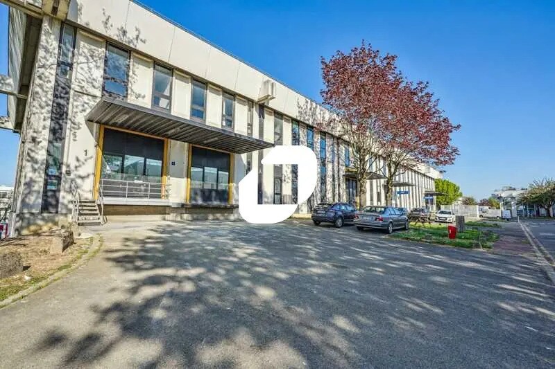 Light Industrial in Rungis to rent - Building Photo - Image 2 of 16