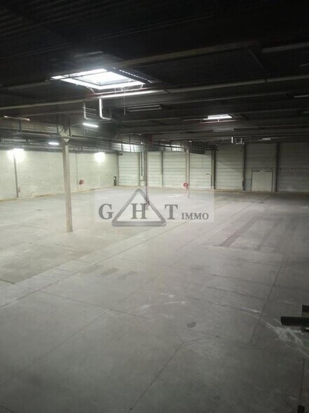Industrial in Wissous to rent - Building Photo - Image 1 of 9