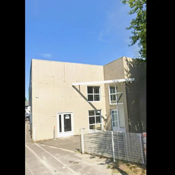 Light Industrial in Eysines for sale - Building Photo - Image 2 of 2