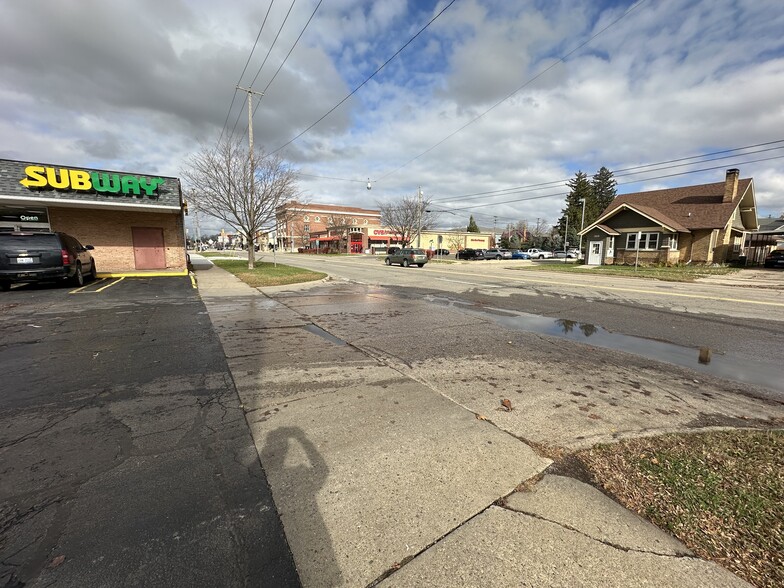 322 S Cochran Ave, Charlotte, MI for rent - Building Photo - Image 3 of 5