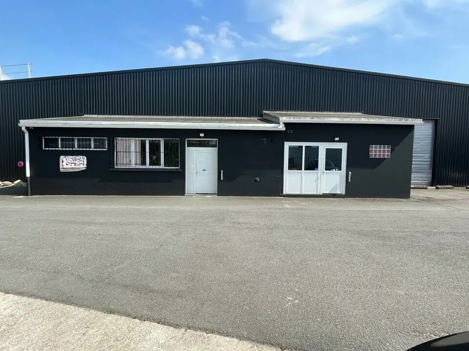 Location Commerce 93 m² - Photo 1