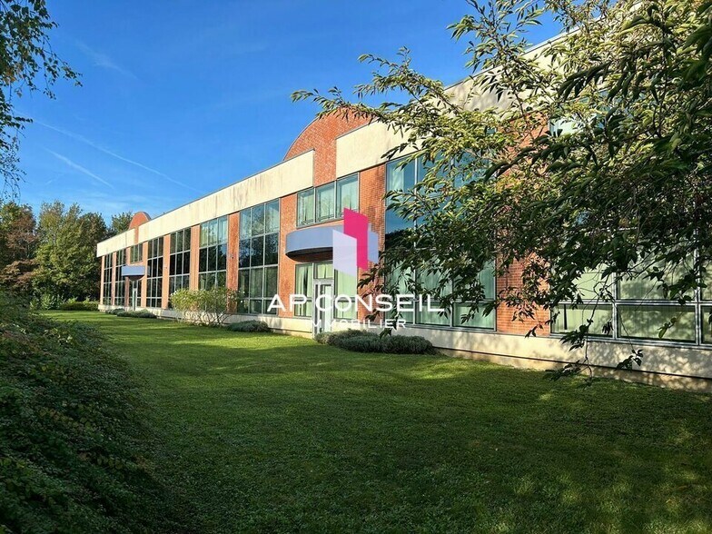Office in Guyancourt to rent - Building Photo - Image 2 of 6