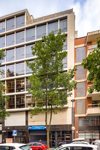 Office in Barcelona, Barcelona to rent - Building Photo - Image 3 of 5