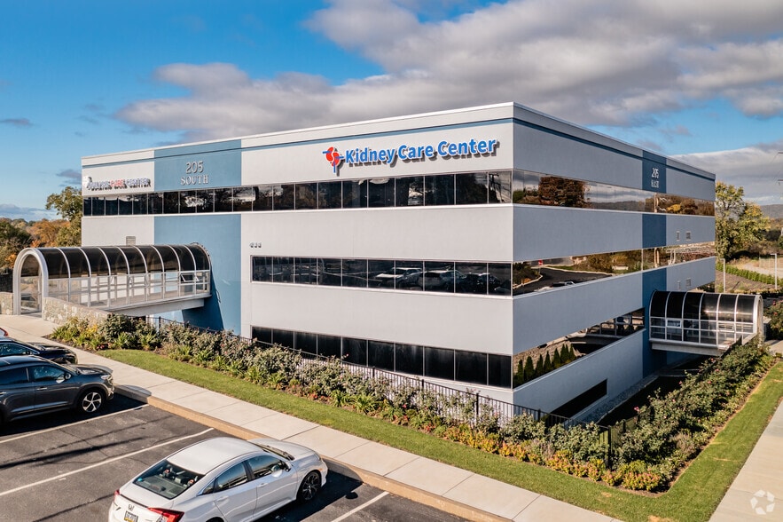 205 Grandview Ave, Camp Hill, PA to rent - Building Photo - Image 1 of 9