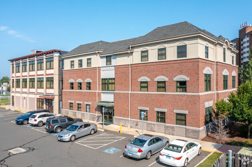 893 Main St, East Hartford, CT to rent - Building Photo - Image 3 of 17