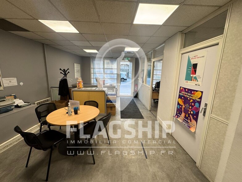Retail in Paris to rent - Interior Photo - Image 2 of 9