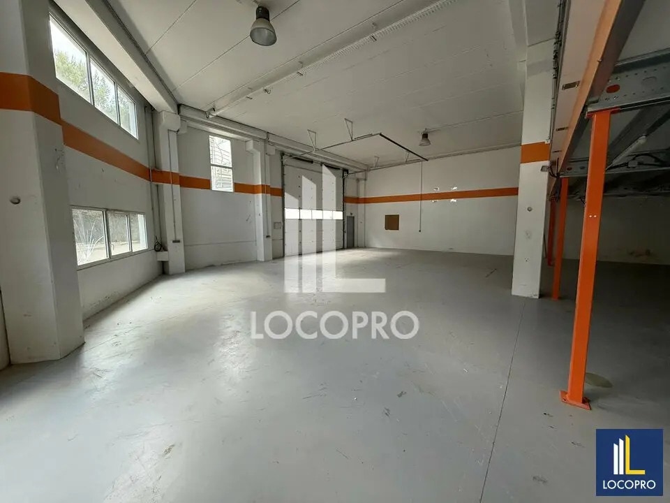 Location Local d'activités 835 m² - Photo 1