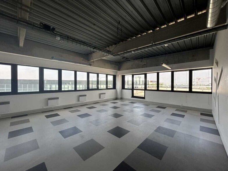 Office in Pantin to rent - Building Photo - Image 3 of 6