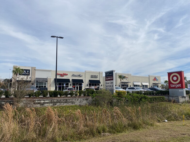 Lakeland Retail Centers portfolio of 2 properties for sale on LoopNet.co.uk - Building Photo - Image 2 of 8