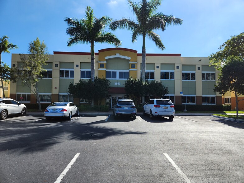 2933 W Cypress Creek Rd, Fort Lauderdale, FL for sale - Building Photo - Image 1 of 1