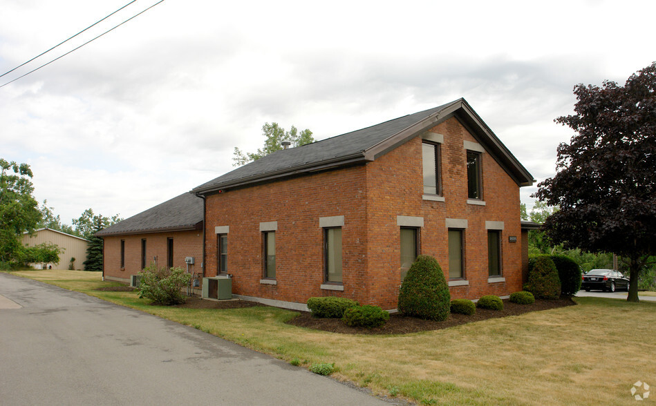 8680 Main St, Williamsville, NY for rent - Building Photo - Image 2 of 4