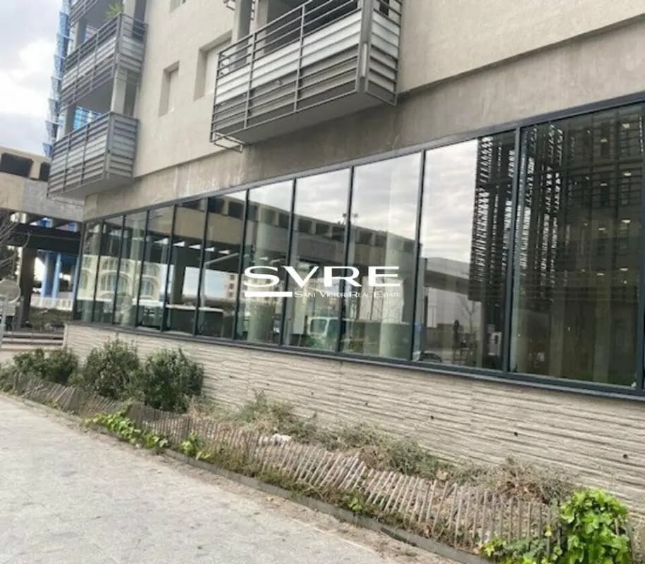 Retail in Marseille to rent Building Photo- Image 1 of 4