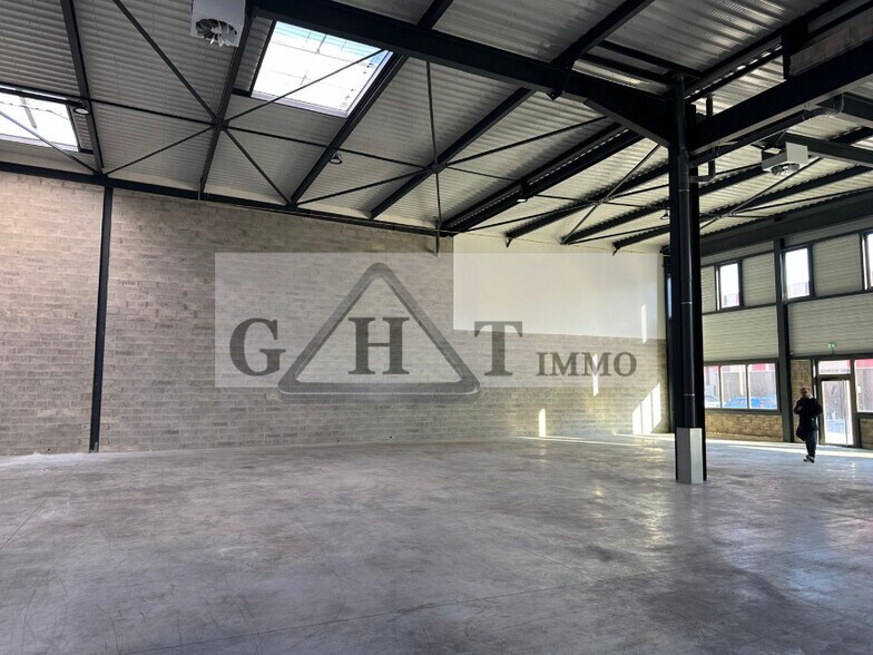 Industrial in Gennevilliers to rent - Building Photo - Image 1 of 7