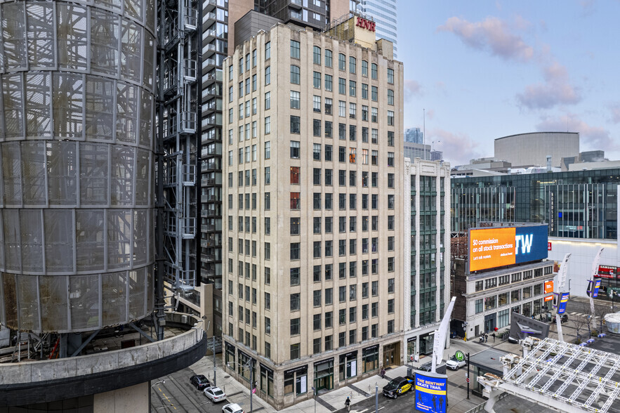 21 Dundas Sq, Toronto, ON for rent - Building Photo - Image 1 of 5