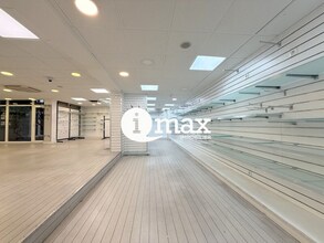 12/16 Place Du Général Leclerc, Suresnes to rent Interior Photo- Image 2 of 7