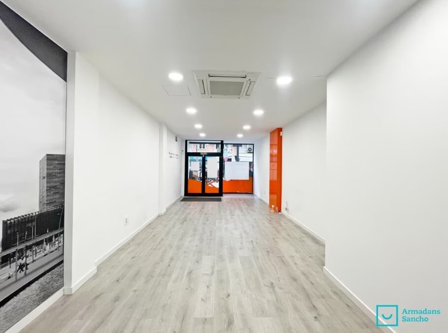 Retail in L'Hospitalet de Llobregat, Barcelona to rent Interior Photo- Image 1 of 6