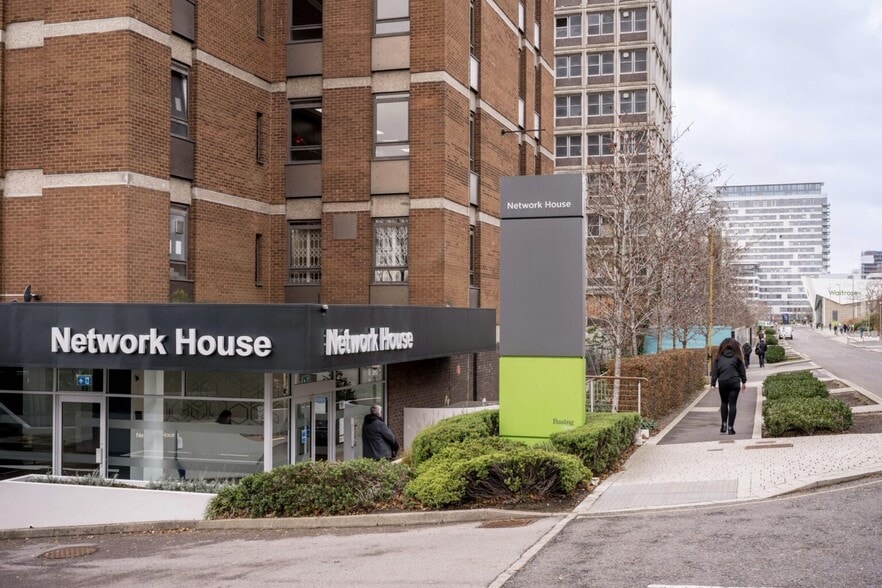 Basing View, Basingstoke to rent - Primary Photo - Image 1 of 7