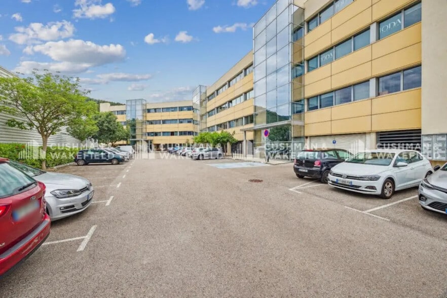 165 Avenue Du Marin Blanc, Aubagne to rent - Building Photo - Image 3 of 5