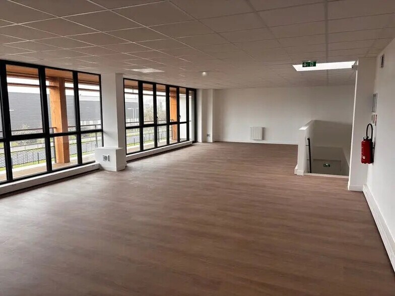 Light Industrial in Collégien to rent - Interior Photo - Image 2 of 6