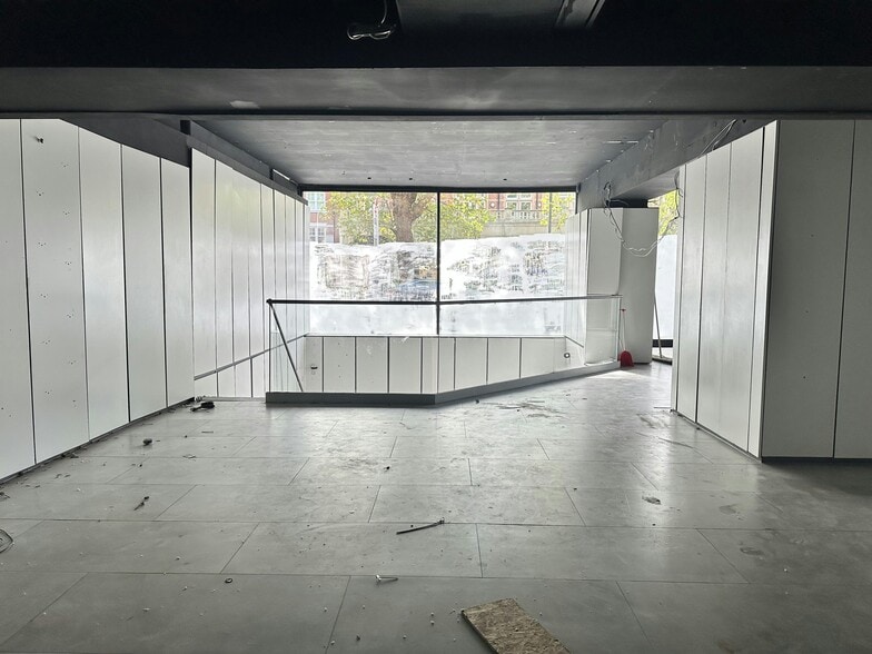 30-34 Chiswick High Rd, London to rent - Building Photo - Image 3 of 10