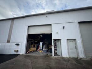 926 Kohou St, Honolulu, HI to rent Interior Photo- Image 1 of 4