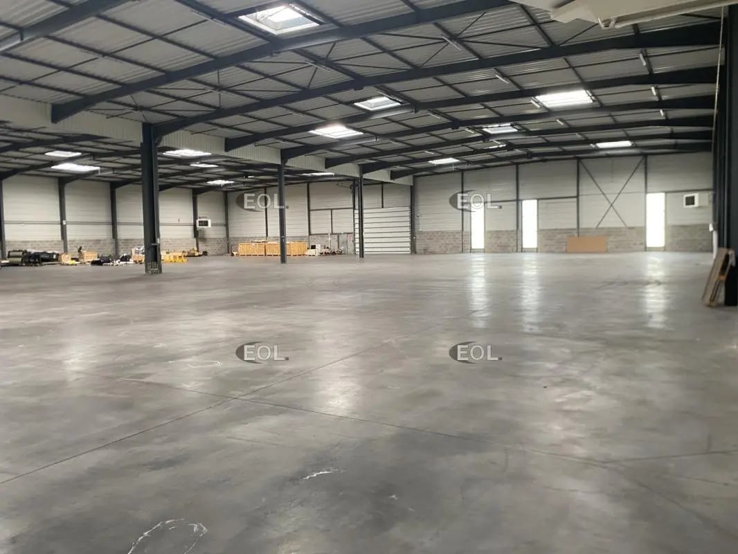 Industrial in Saint-Priest to rent Interior Photo- Image 1 of 10
