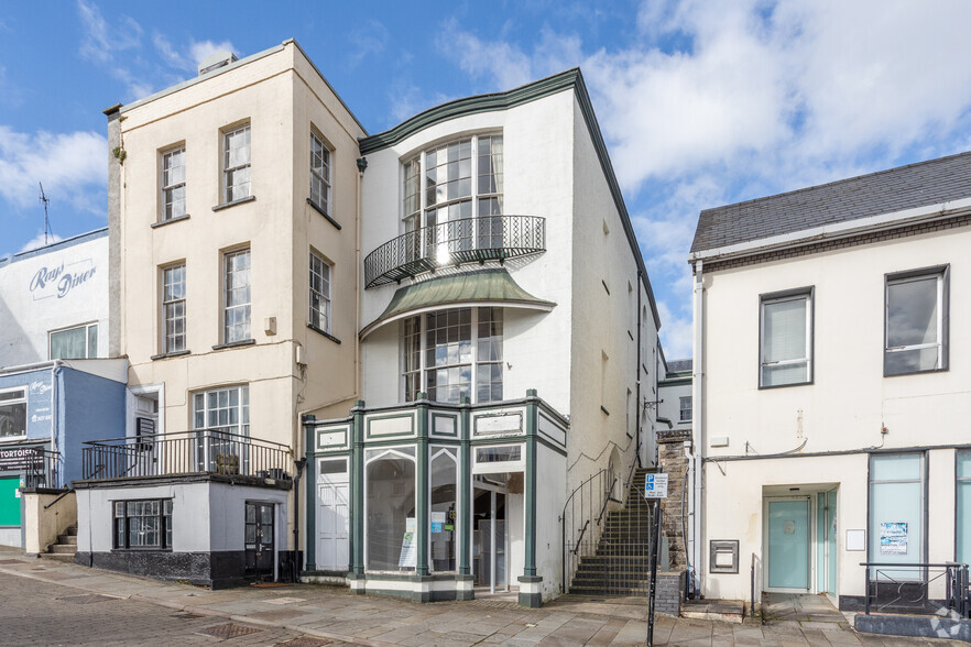 13 Beaufort Sq, Chepstow for sale - Primary Photo - Image 1 of 2