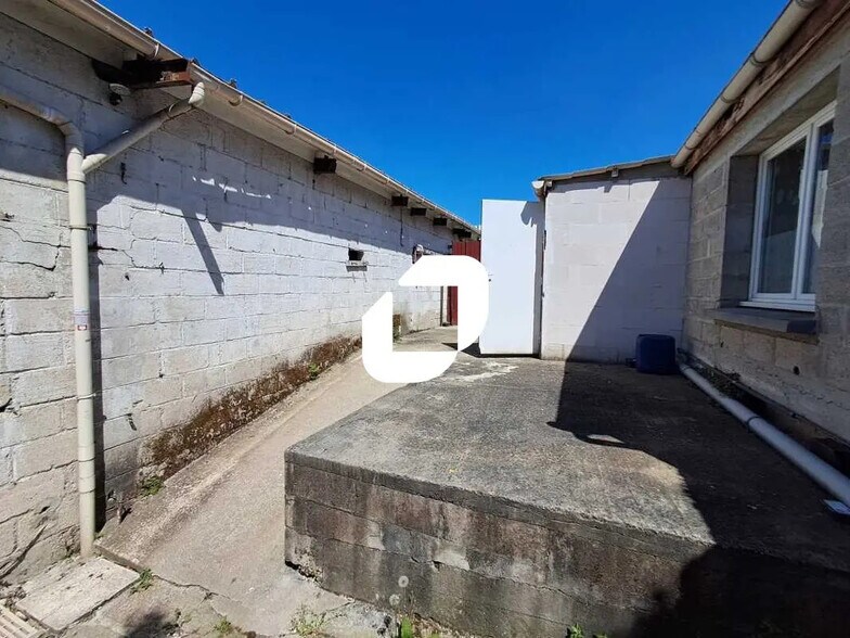 Light Industrial in Nanterre to rent - Building Photo - Image 3 of 4