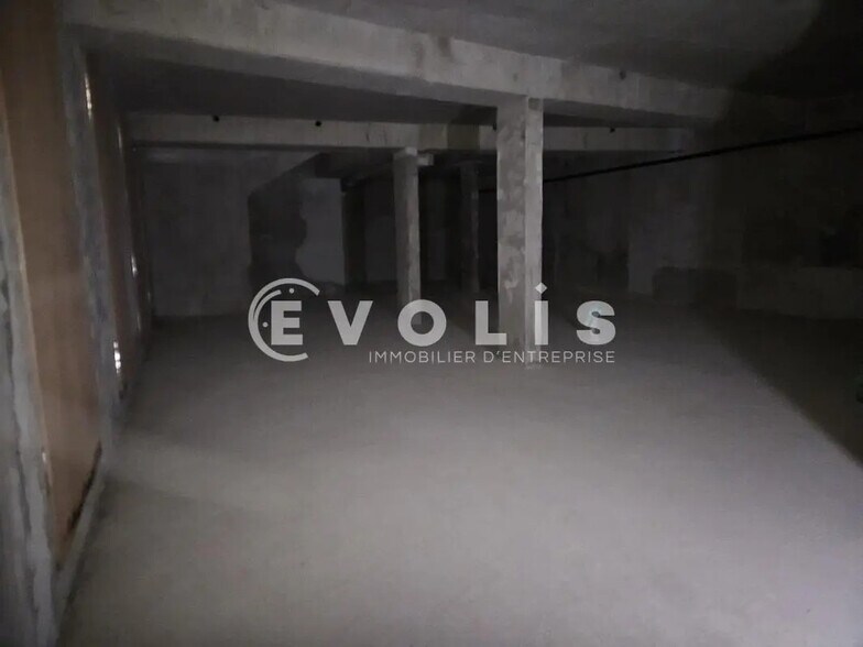 Light Industrial in Vanves to rent - Interior Photo - Image 2 of 14