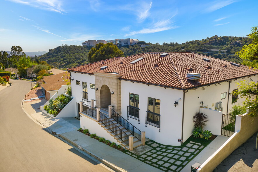 1305 Casiano Rd, Los Angeles, CA for sale - Primary Photo - Image 1 of 56