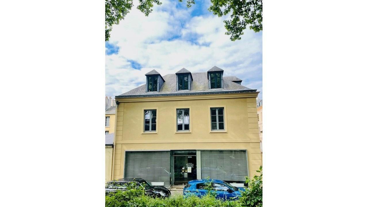 Office in Versailles to rent Building Photo- Image 1 of 3