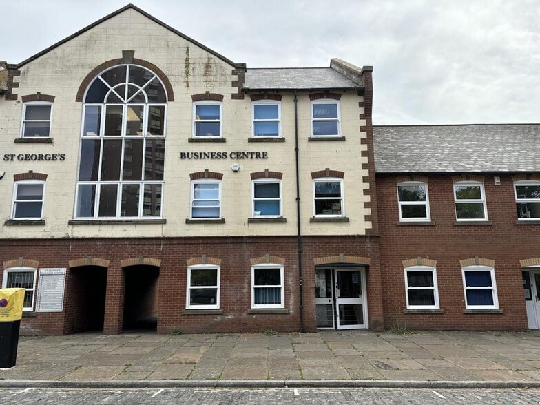 St Georges Sq, Portsmouth to rent - Building Photo - Image 2 of 2