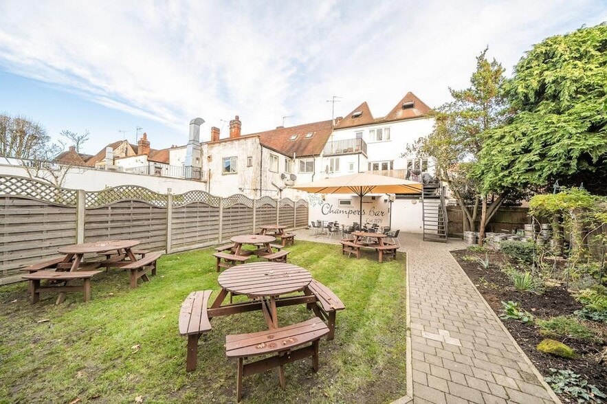 184 Field End Rd, Pinner for sale - Building Photo - Image 3 of 16