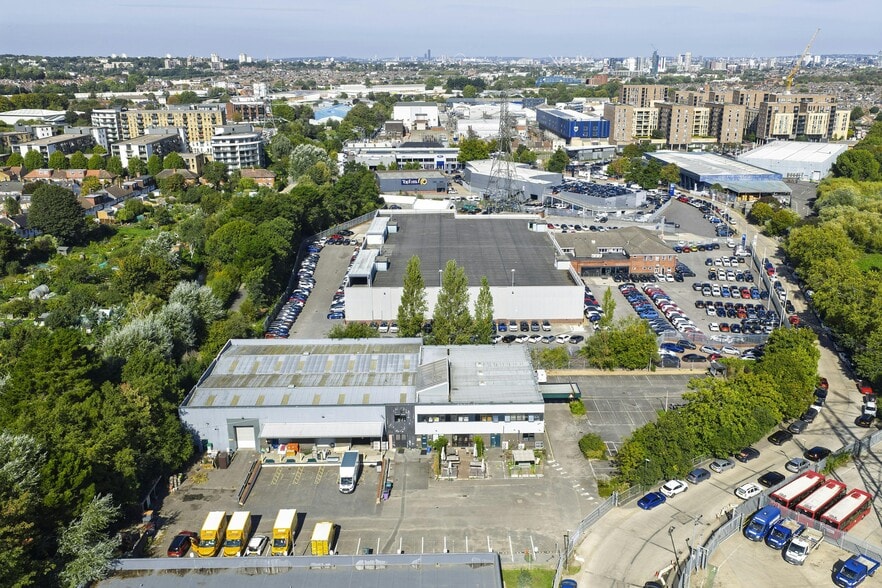 16 Waterside Way, London to rent - Building Photo - Image 3 of 15