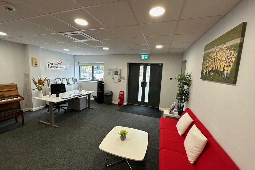 Knaves Beech Way, High Wycombe to rent - Interior Photo - Image 3 of 6