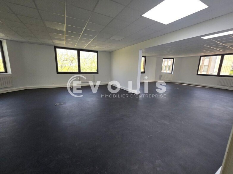 Office in Igny to rent - Building Photo - Image 2 of 9