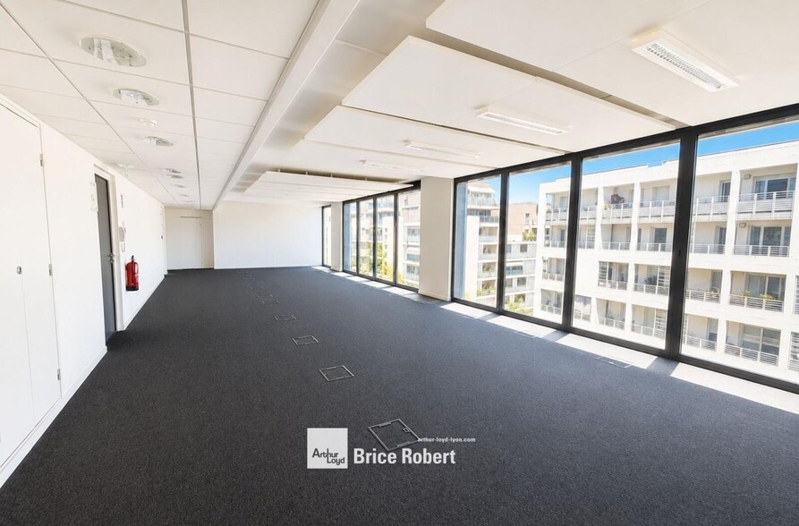 8 Rue Maurice Moissonnier, Vaulx-en-Velin to rent - Interior Photo - Image 1 of 4