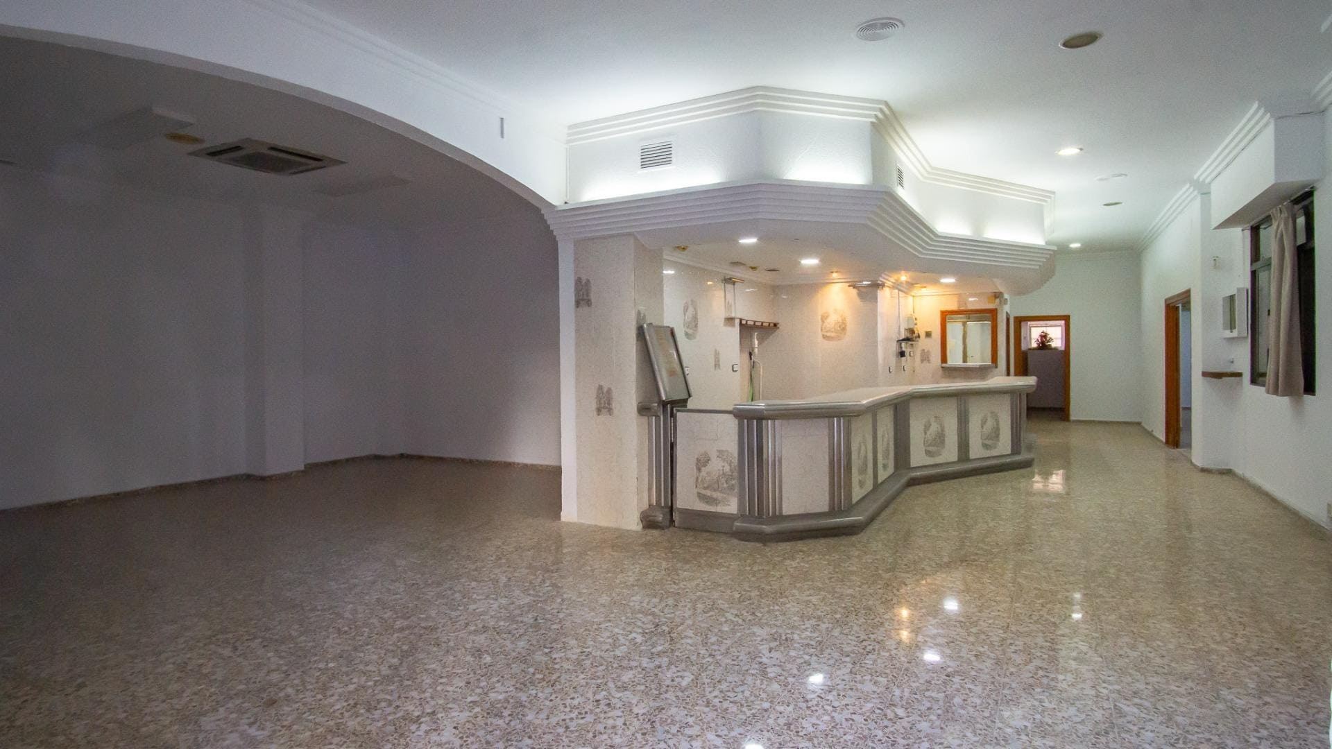 Retail in Petrer to rent Interior Photo- Image 1 of 10