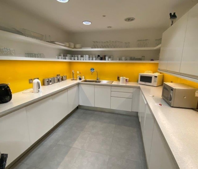 Summer Rd, Thames Ditton to rent - Interior Photo - Image 2 of 8