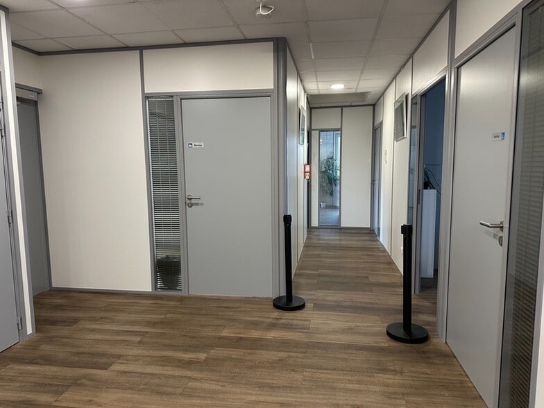 Office in Chasse-sur-Rhône to rent - Interior Photo - Image 2 of 7