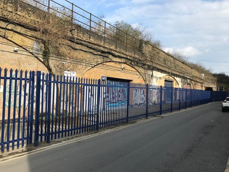 Pedley St, London to rent - Building Photo - Image 1 of 6
